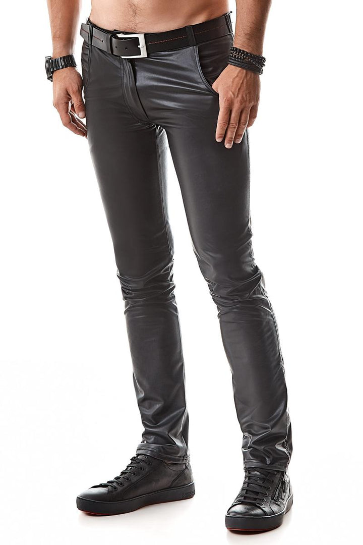 Figurbetonte Wetlook-Hose mit niedriger Taille und Gürtelschlaufen