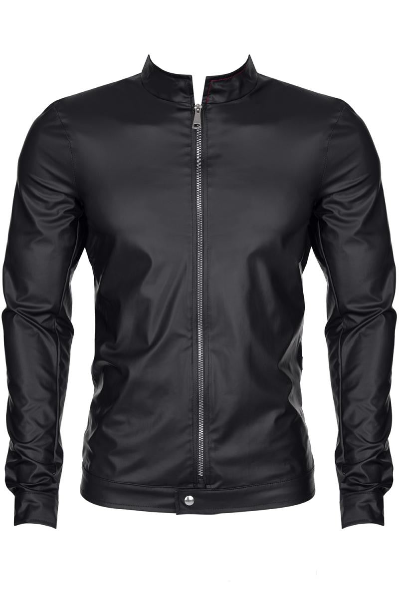 Nahaufnahme Wetlook-Material und rote Kontrastnähte der Jacke RMGiorgio001