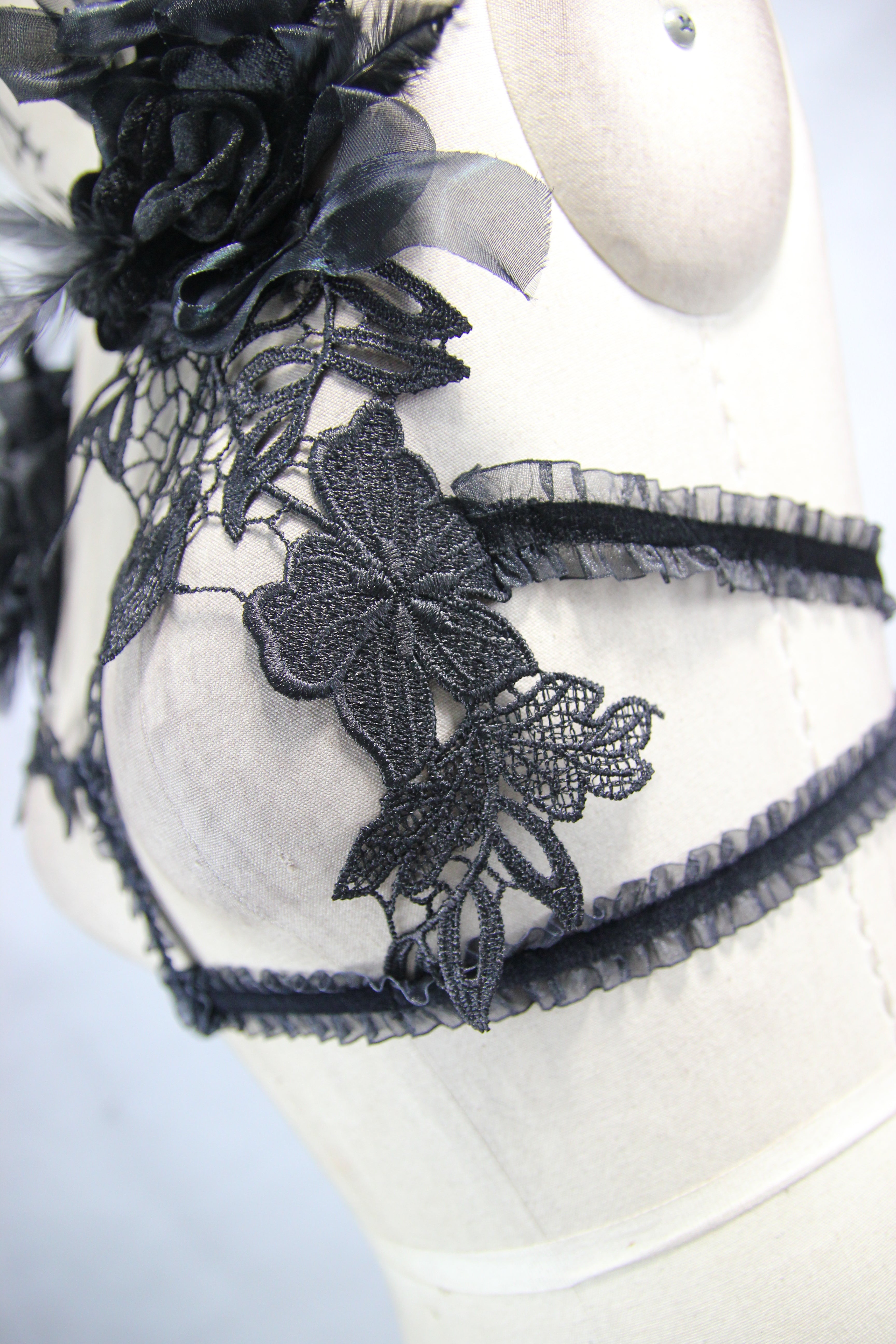 Eva Lady Gothic Brustschmuck „Indiscrete“ – Spitzen-Harness mit Federn & Rosen