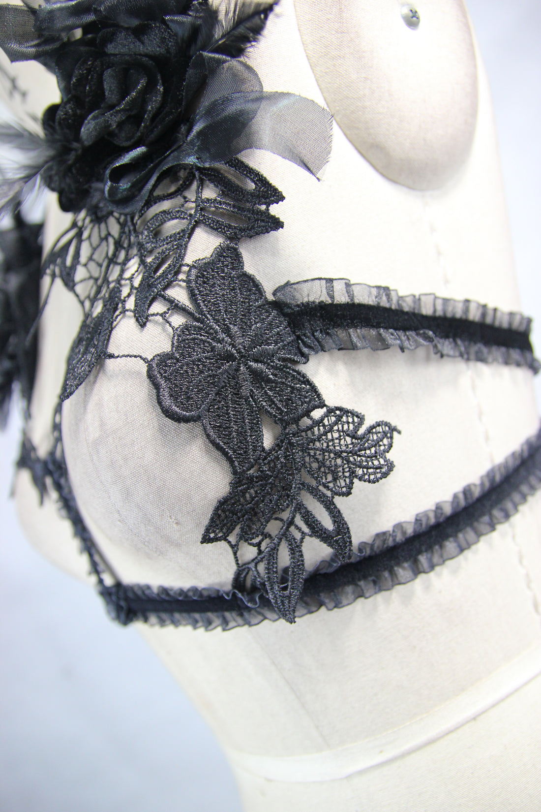 Eva Lady Gothic Brustschmuck „Indiscrete“ – Spitzen-Harness mit Federn & Rosen