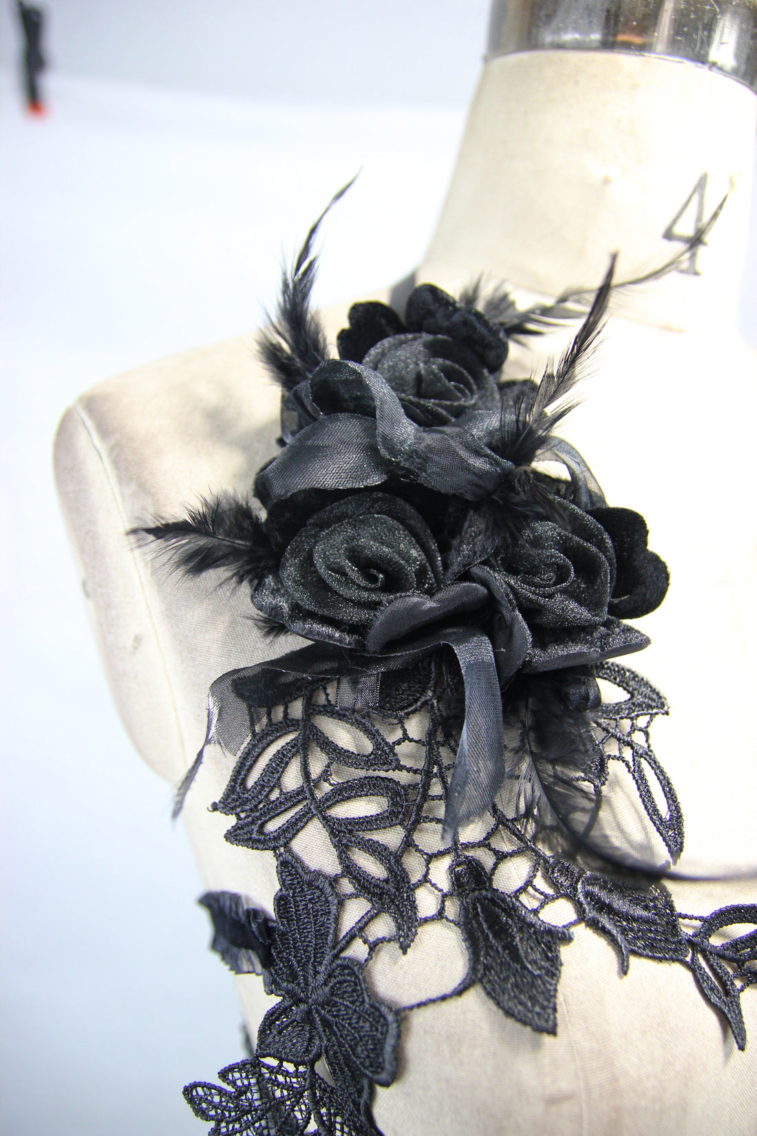 Eva Lady Gothic Brustschmuck „Indiscrete“ – Spitzen-Harness mit Federn & Rosen