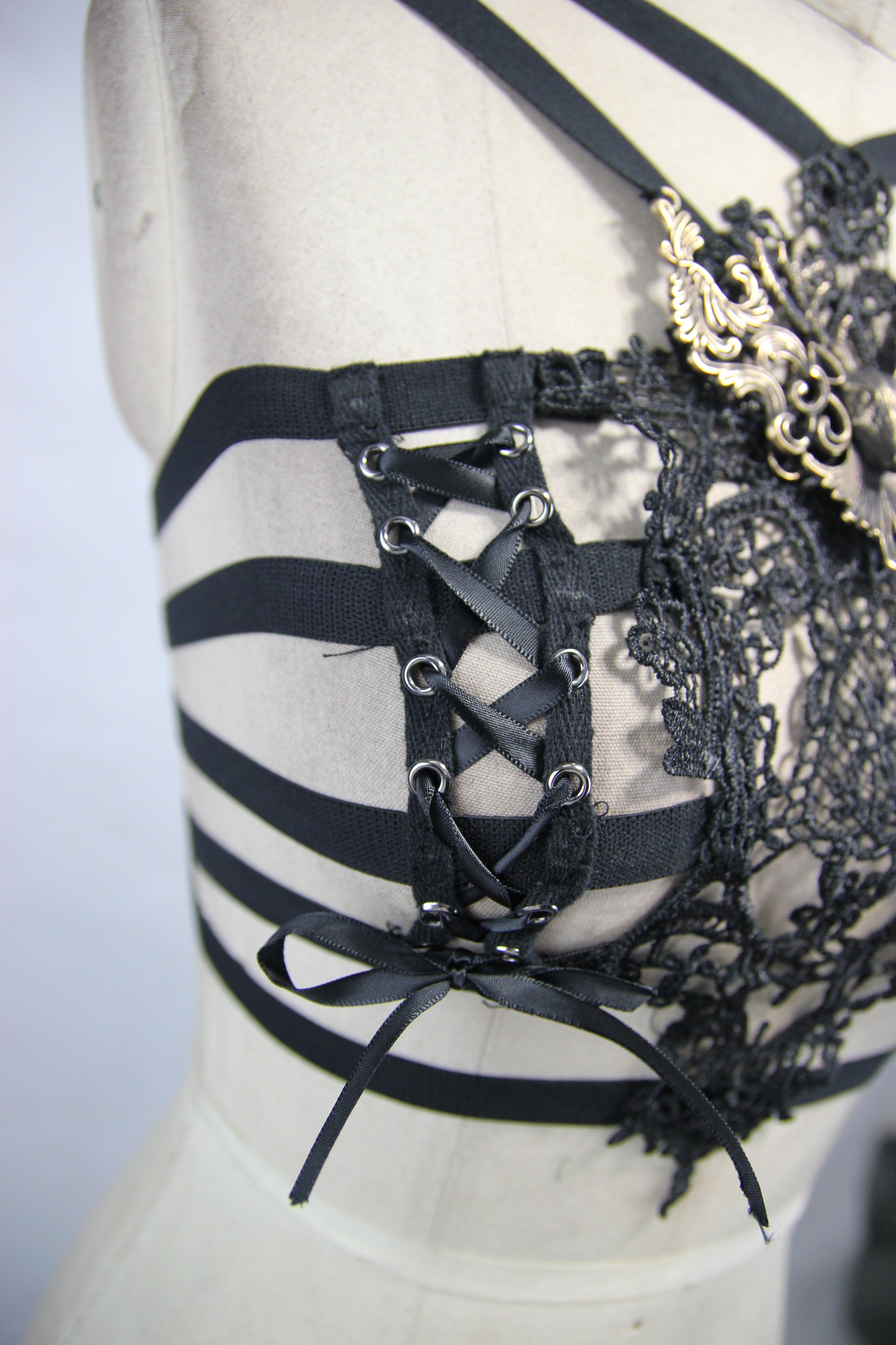 Eva Lady Brust Harness – Barock-Spitze mit antikem Hirsch-Ornament