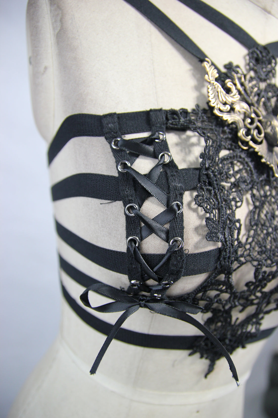 Eva Lady Brust Harness – Barock-Spitze mit antikem Hirsch-Ornament