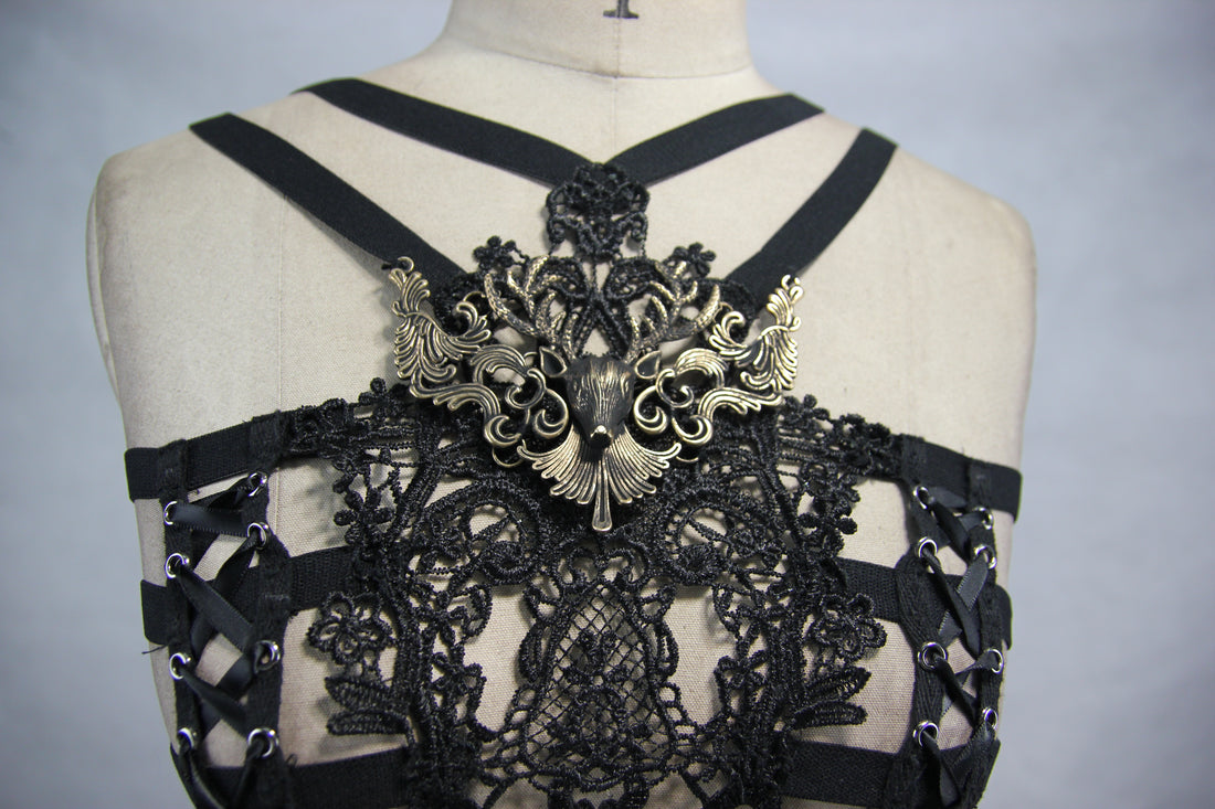 Eva Lady Brust Harness – Barock-Spitze mit antikem Hirsch-Ornament