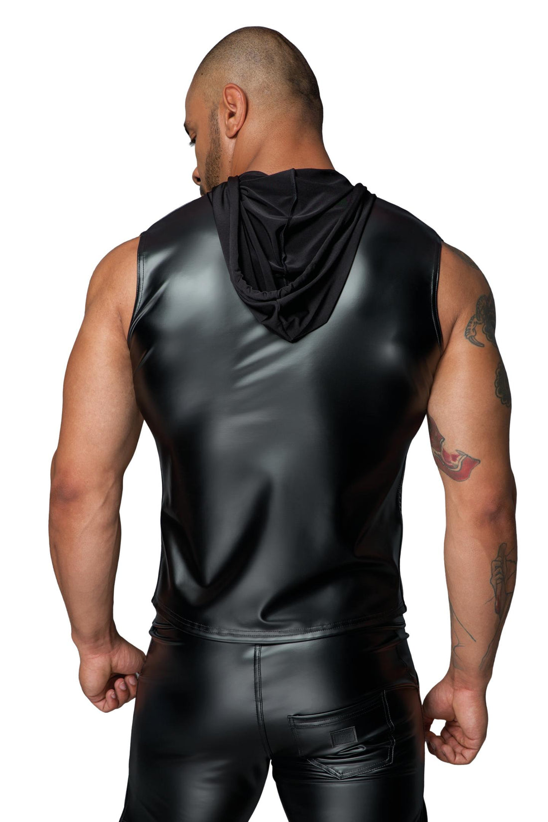 Clubwear-Style mit Kapuzenshirt als Highlight