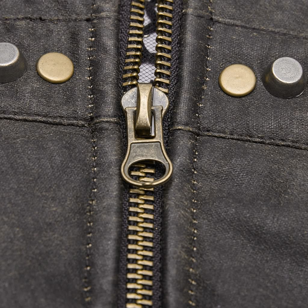 Detailaufnahme: Stehkragen & Mesh im Kettenhemd-Design