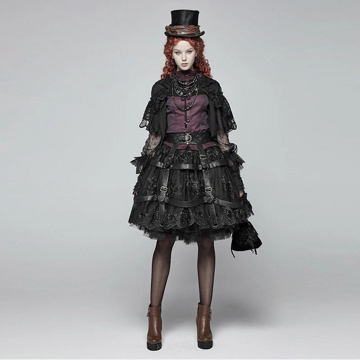 Harness-Kunstlederrock als Teil eines kinky Outfits