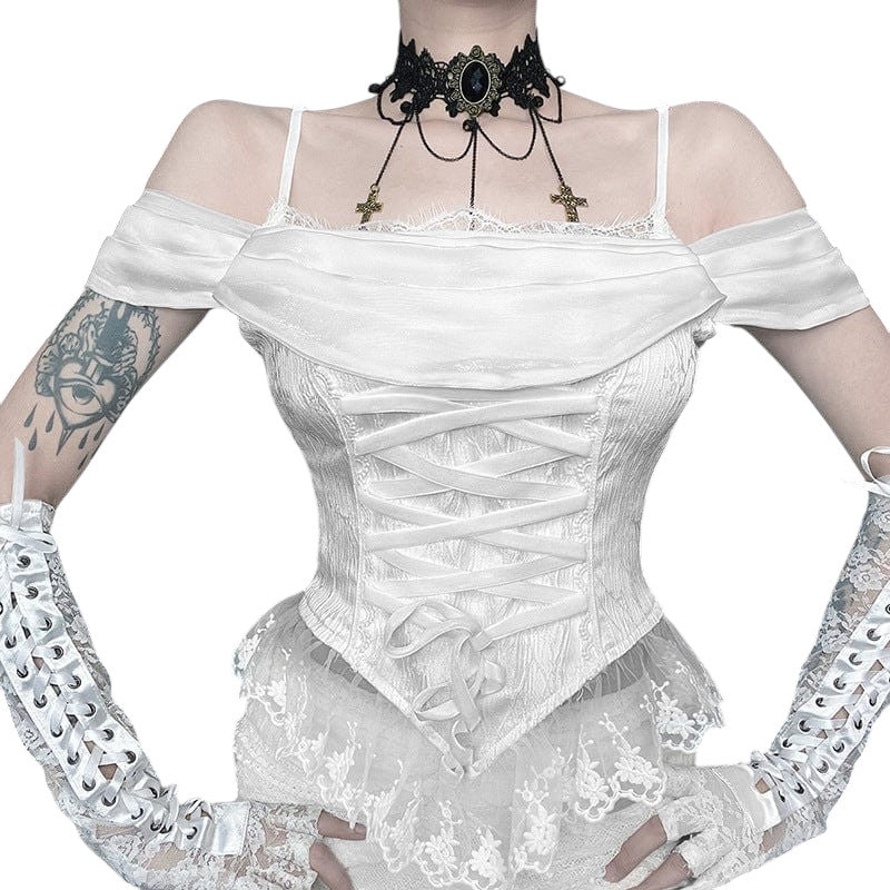Weißes, figurbetontes Outfit mit Tattoo-Detail und Spitze – eine extravagante Fusion aus Hochzeit und dunkler Sinnlichkeit. SecretKey
