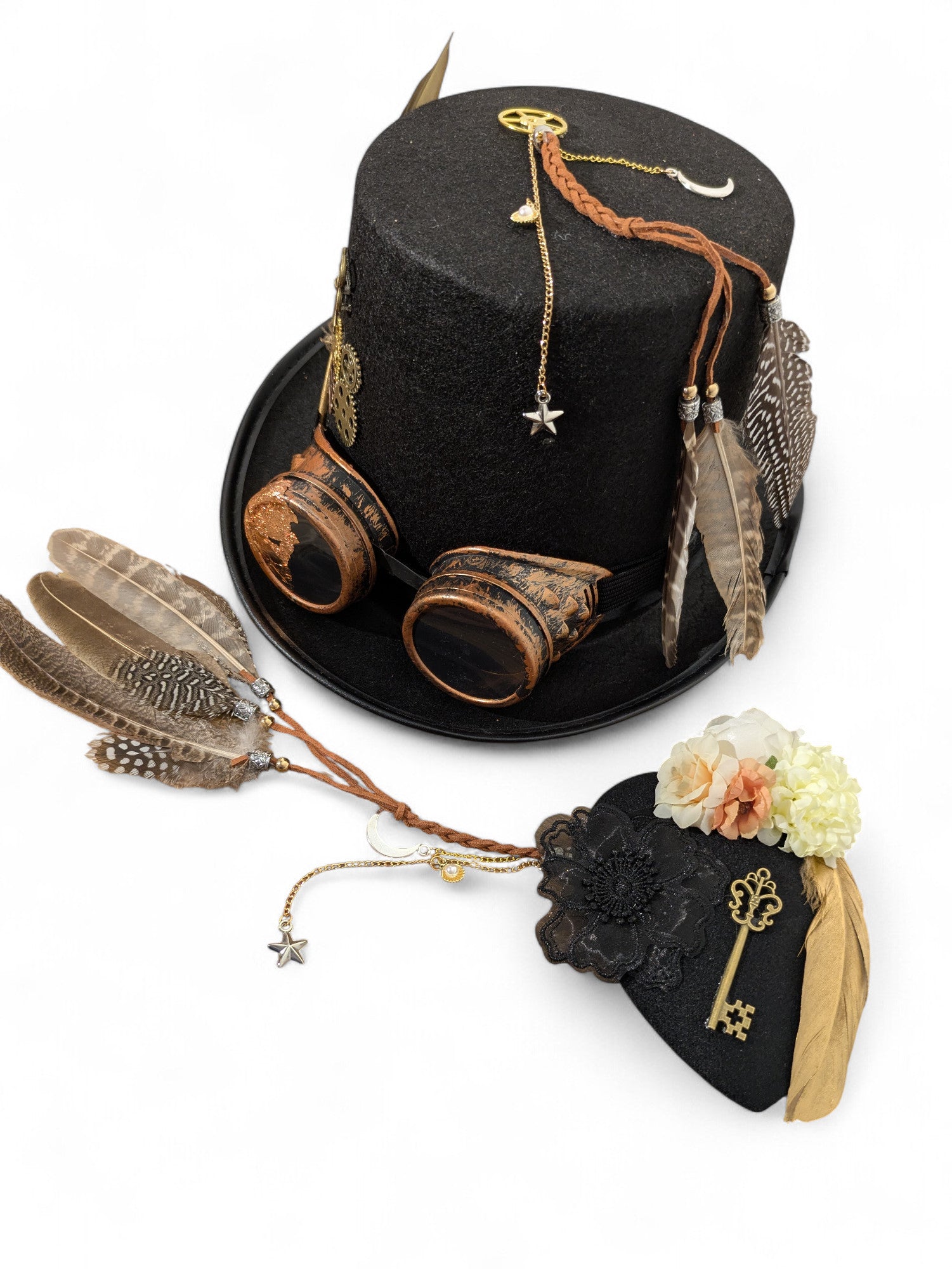 Steampunk Hut und Fascinator als perfekte Ergänzung zum Partneroutfit mit Federn, Schlüssel und Lederdetails - mySecretKey