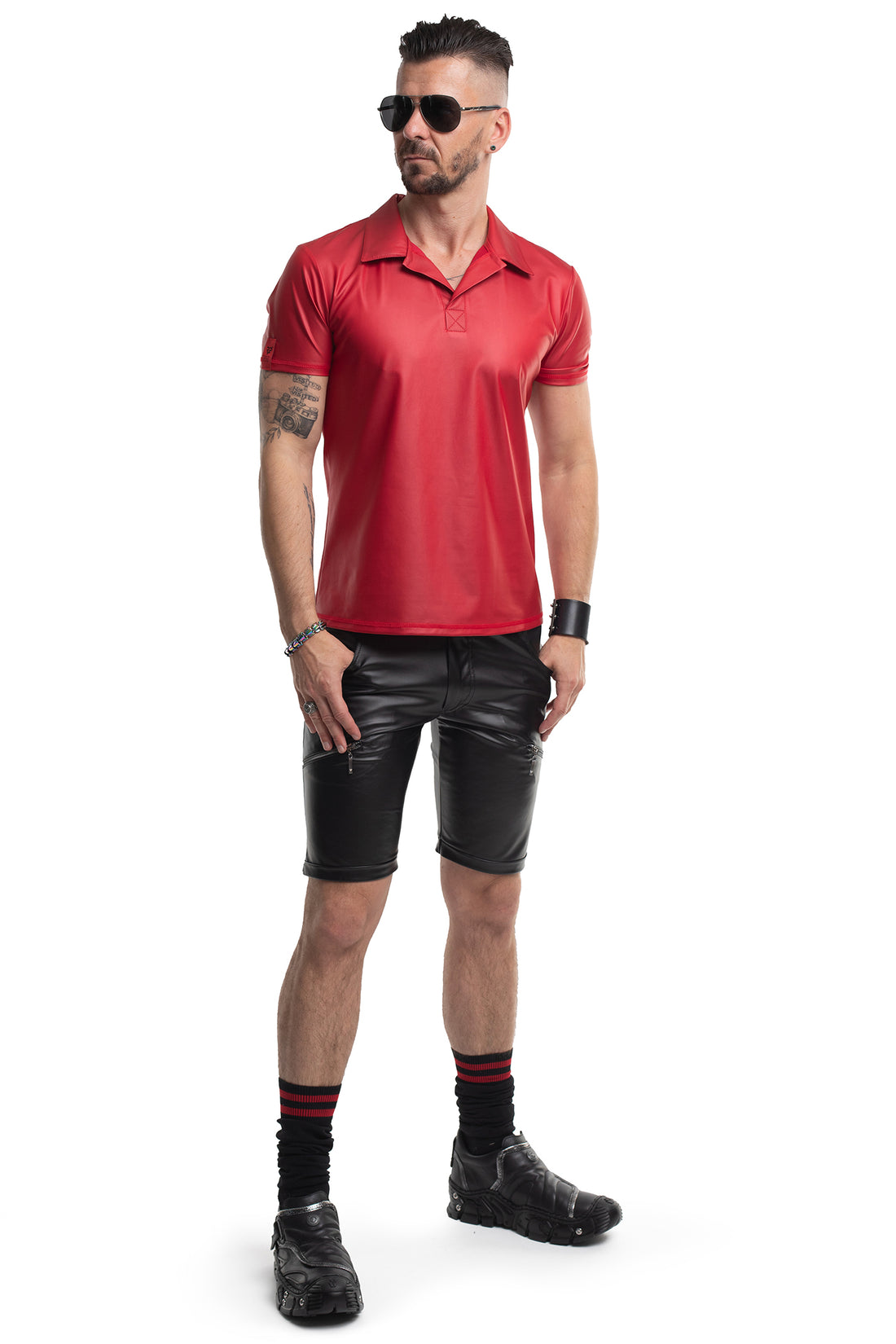 Wetlook-Polo in Rot kombiniert mit Shorts für Club- und Fetish-Looks