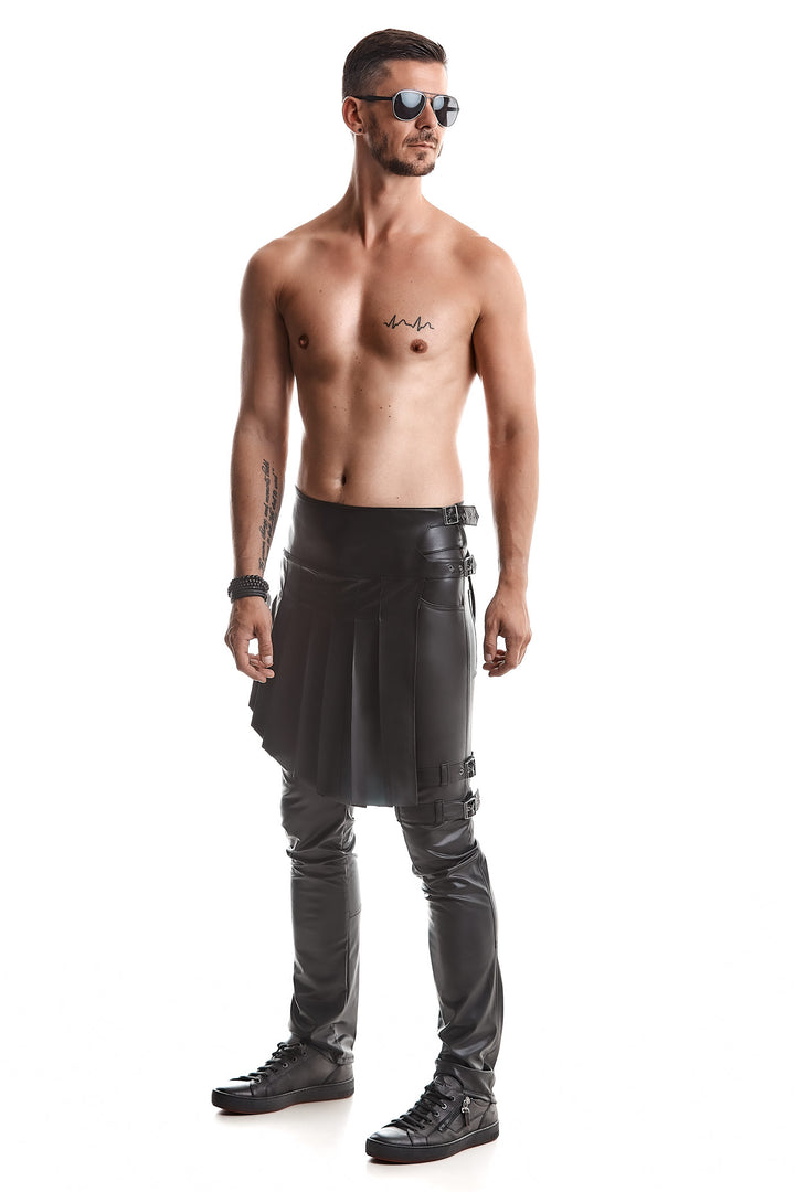 Gladiator Rock kombiniert mit passender Hose für Fetish-Look