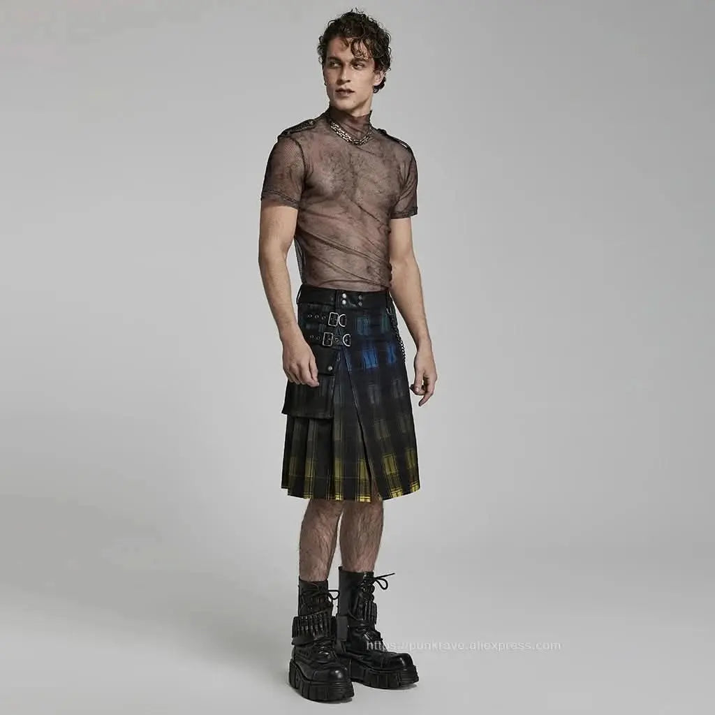 Kilt kombiniert mit schwarzem T-Shirt und Boots, Streetwear Styling