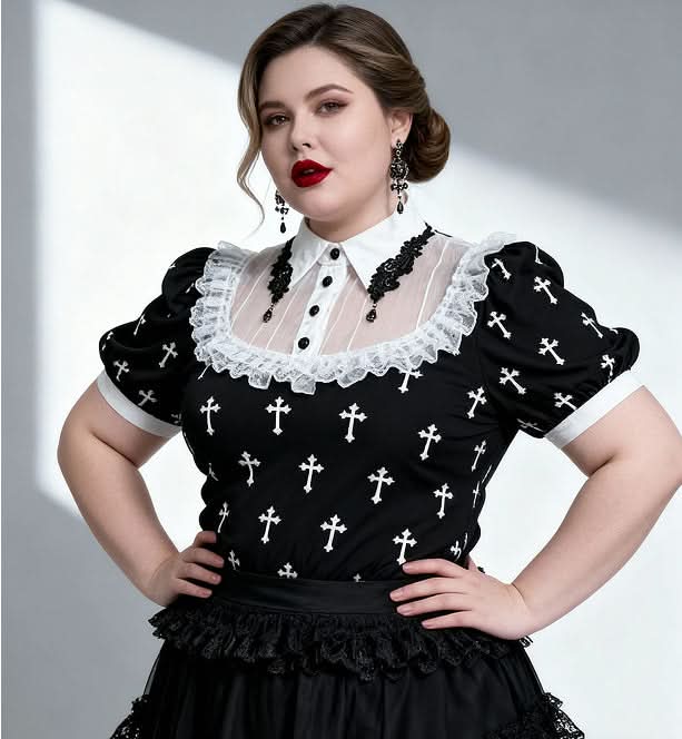 Detailansicht des schwarz-weißen Kreuzprints auf der Gothic Bluse