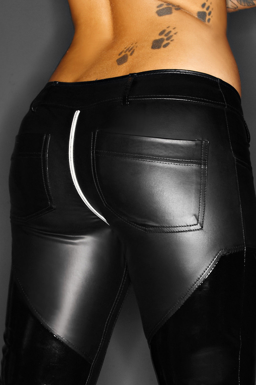 Schwarze Wetlook Hose F115 mit Push-Up-Effekt & beidseitigem Reißverschluss im Schritt – Noir Handmade.
