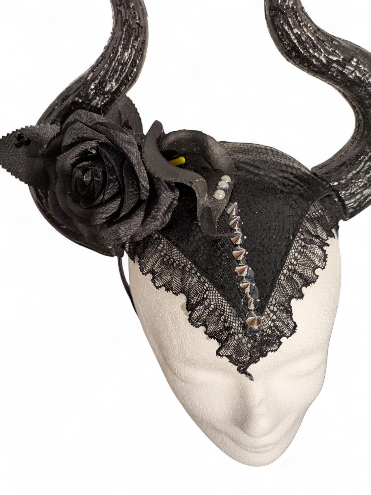 Midnight Horns – Schwarzer Fascinator mit Hörnern, Blüten, Nieten und Spitze | mySecretKey