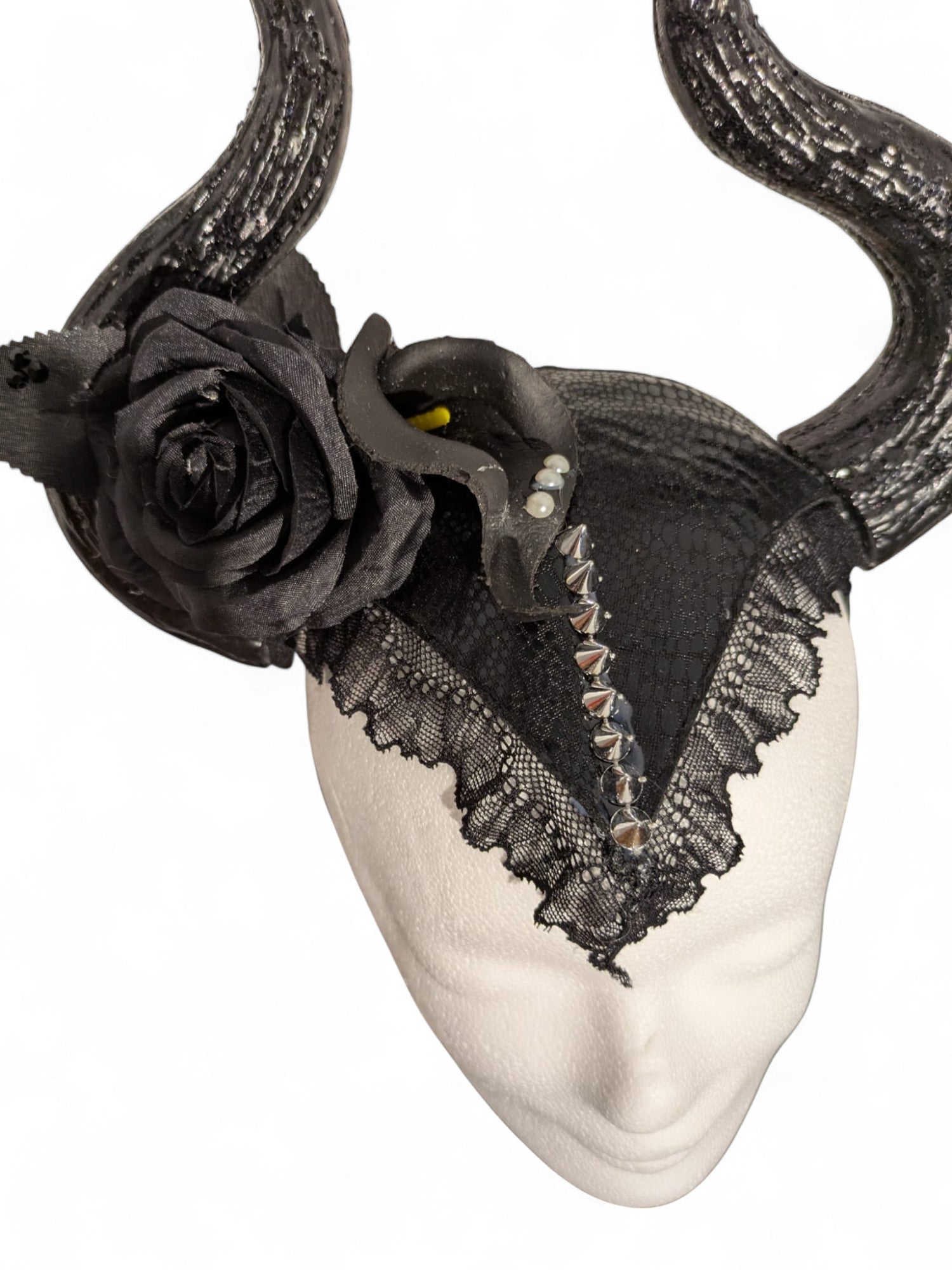Midnight Horns – Schwarzer Fascinator mit Hörnern, Blüten, Nieten und Spitze | mySecretKey