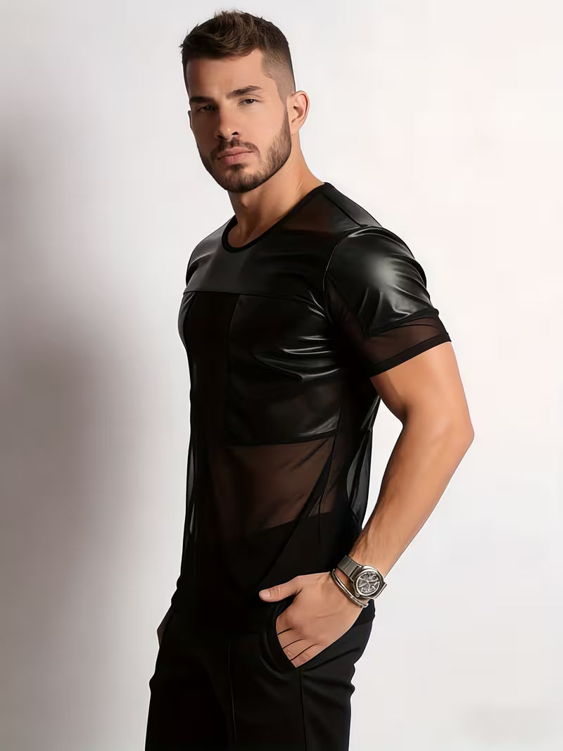 Stylisches Party- und Festival-Outfit für Männer, bestehend aus dem schwarzen mySecretKey Mesh-Patchwork T-Shirt, stilsicher kombiniert zu einer dunklen Clubwear-Hose.