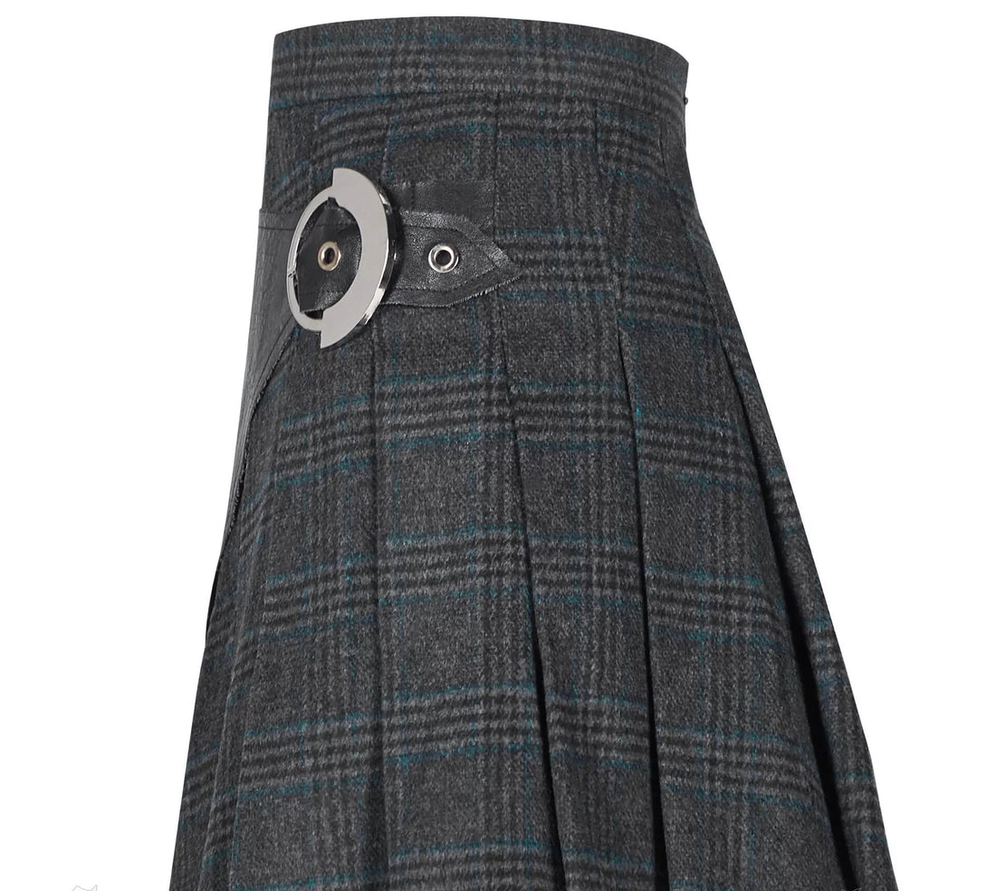 Große silberne Front-Schnalle am Vegan-Leder-Overlay