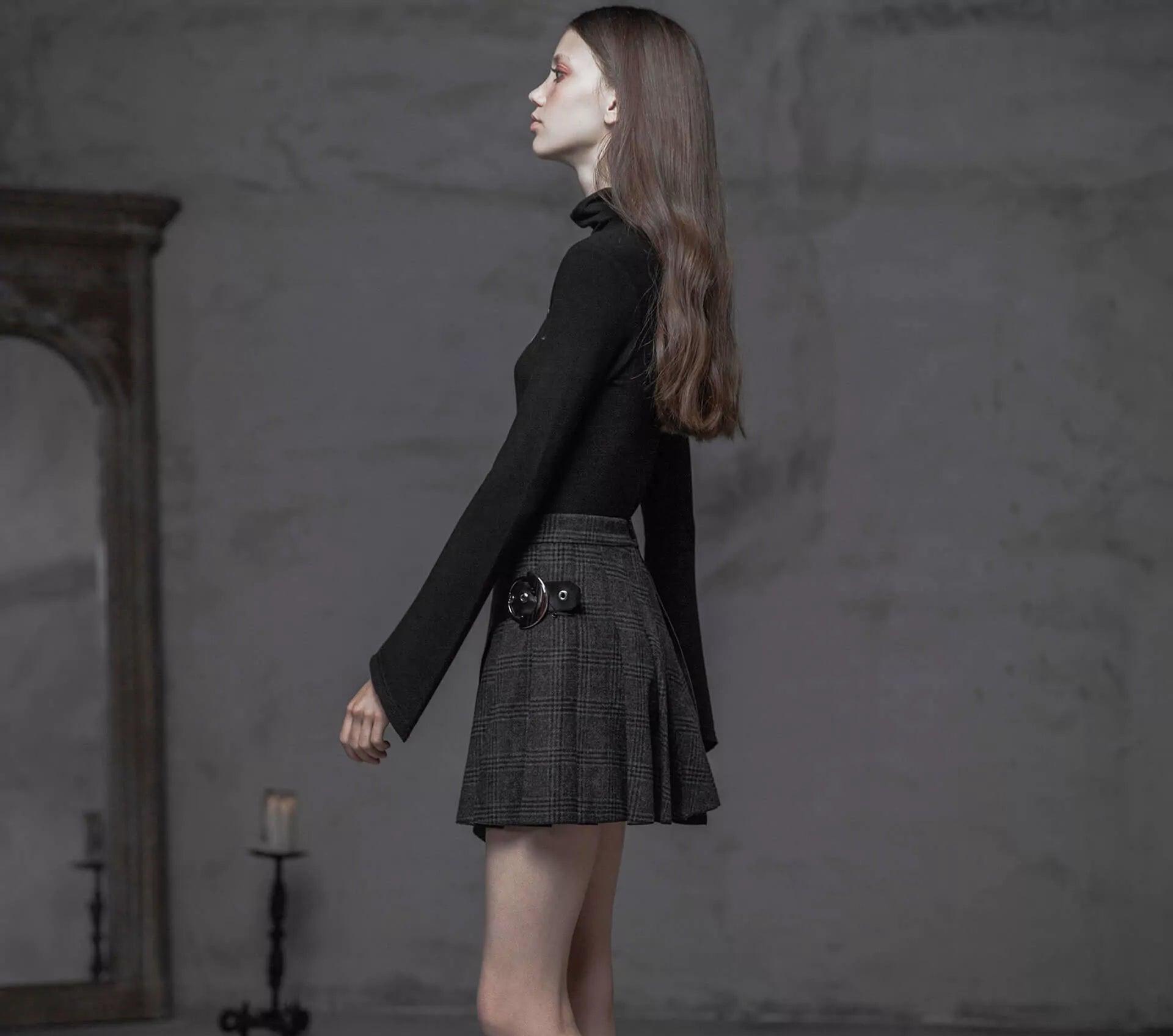 Seitenansicht: Übergang Vegan-Leder zu Tartan-Falten