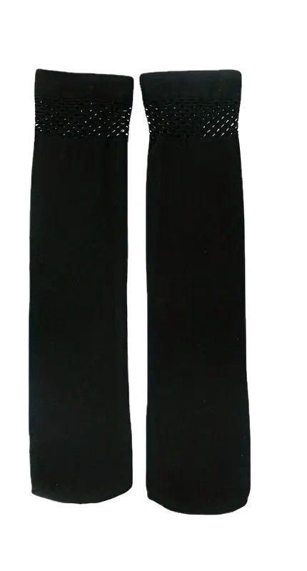 Nahaufnahme des Netz-Details bei schwarzen Kniestrümpfen