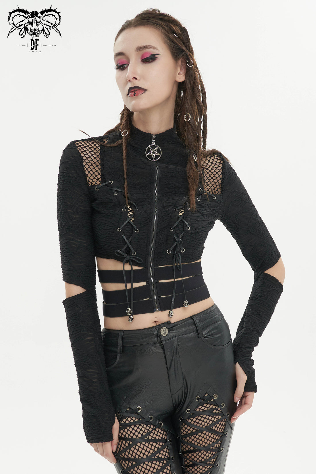 Netz-Einsätze mit Zierschnürung im Brustbereich des Gothic Crop Tops