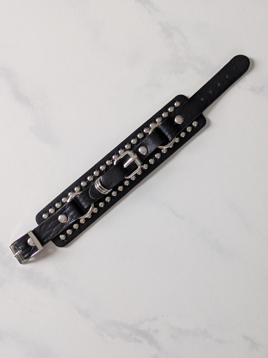 Schwarzes Kunstleder Armband mit Flachnieten und Schnalle - mysecretkey