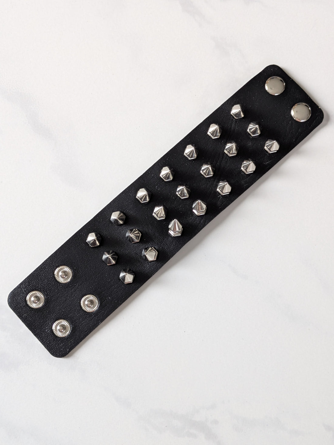 Schwarzes Kunstleder Armband mit Spitznieten, breit - mysecretkey