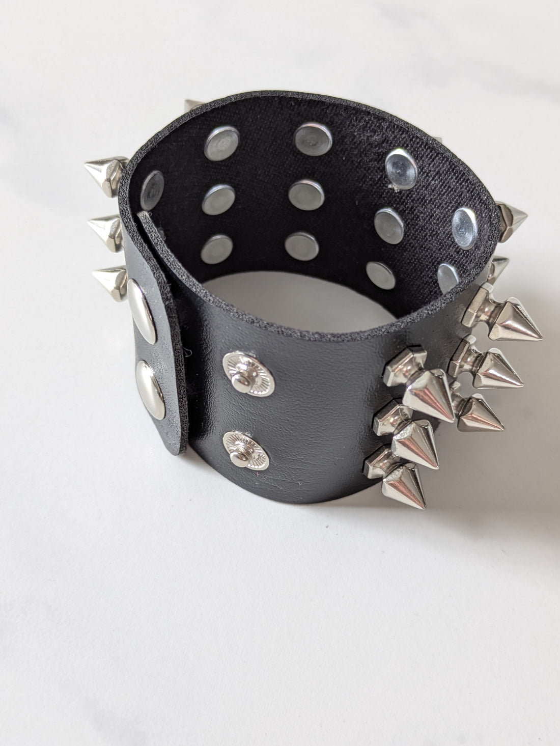 Schwarzes Kunstleder-Armband mit Spitznieten - mysecretkey
