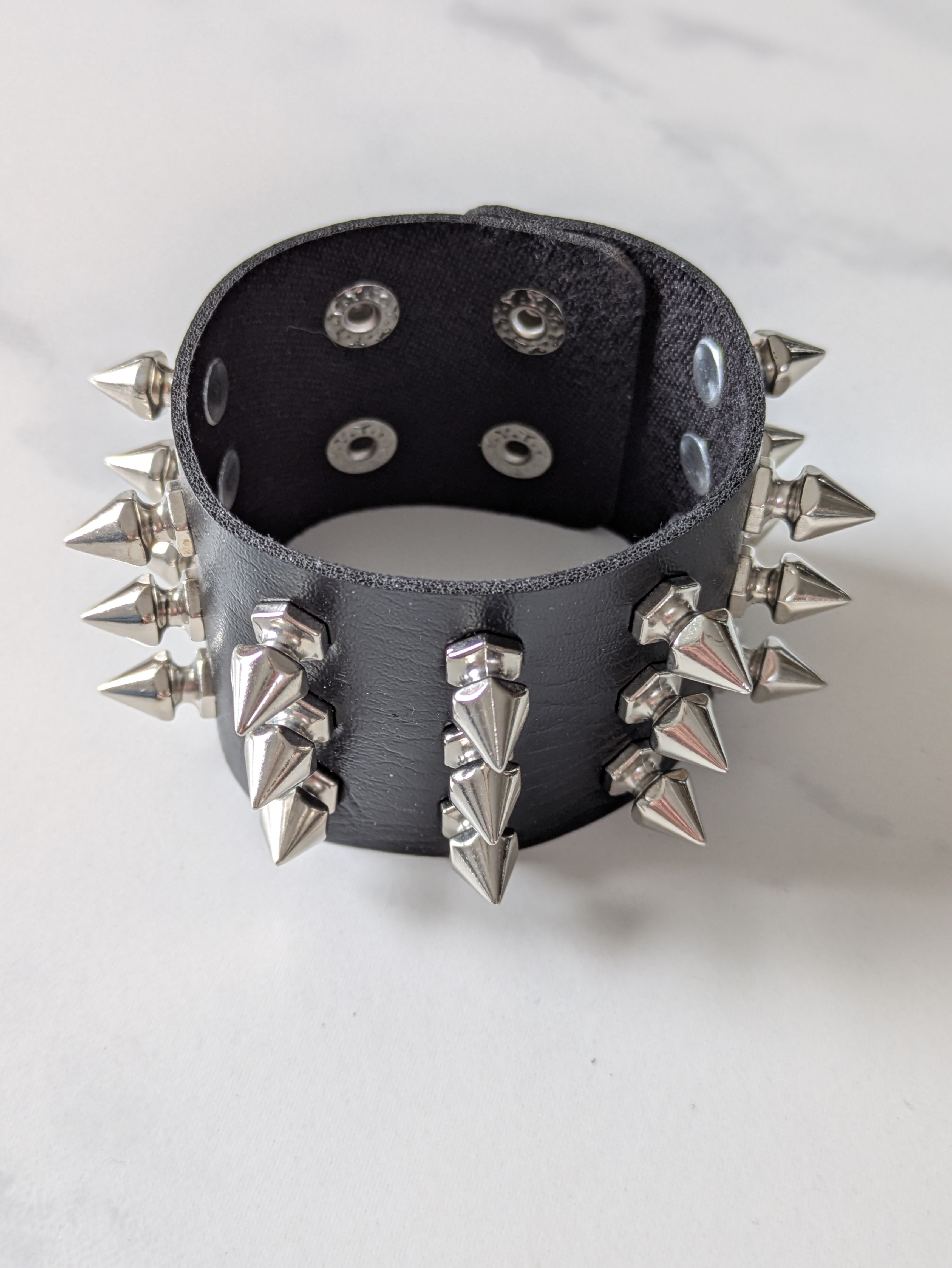 Schwarzes Kunstleder-Armband mit Spitznieten - mysecretkey