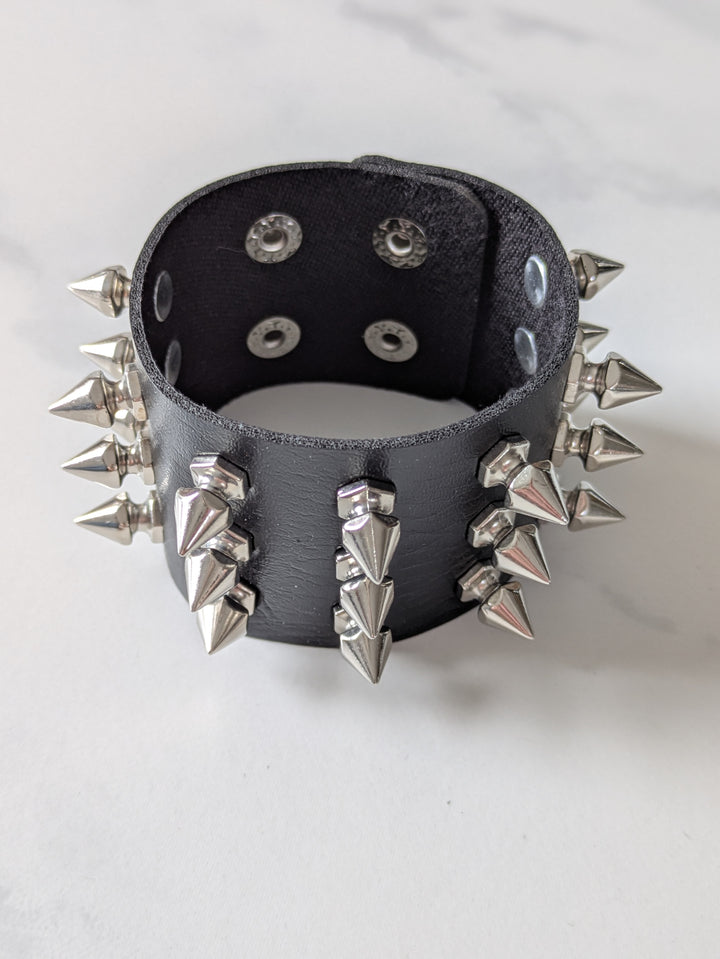 Lederarmband mit Spitznieten