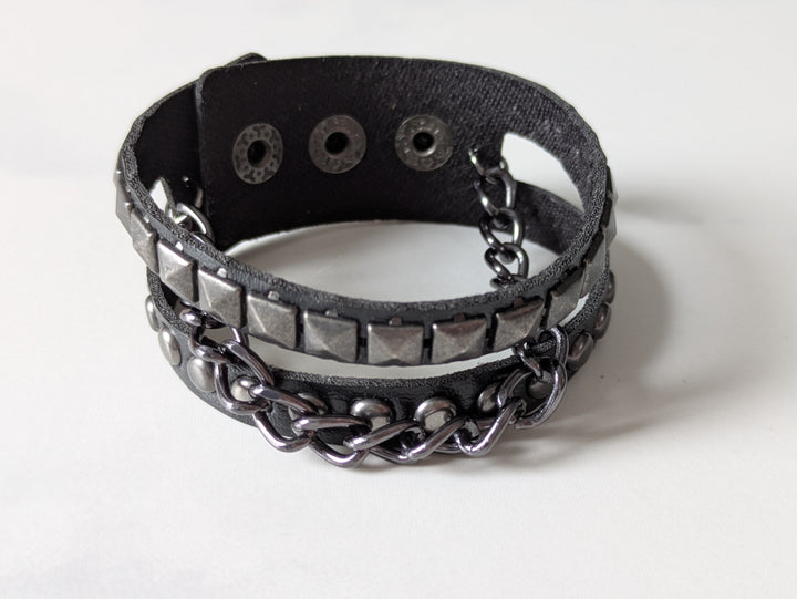 Armband aus Leder mit Flachnieten und Kette