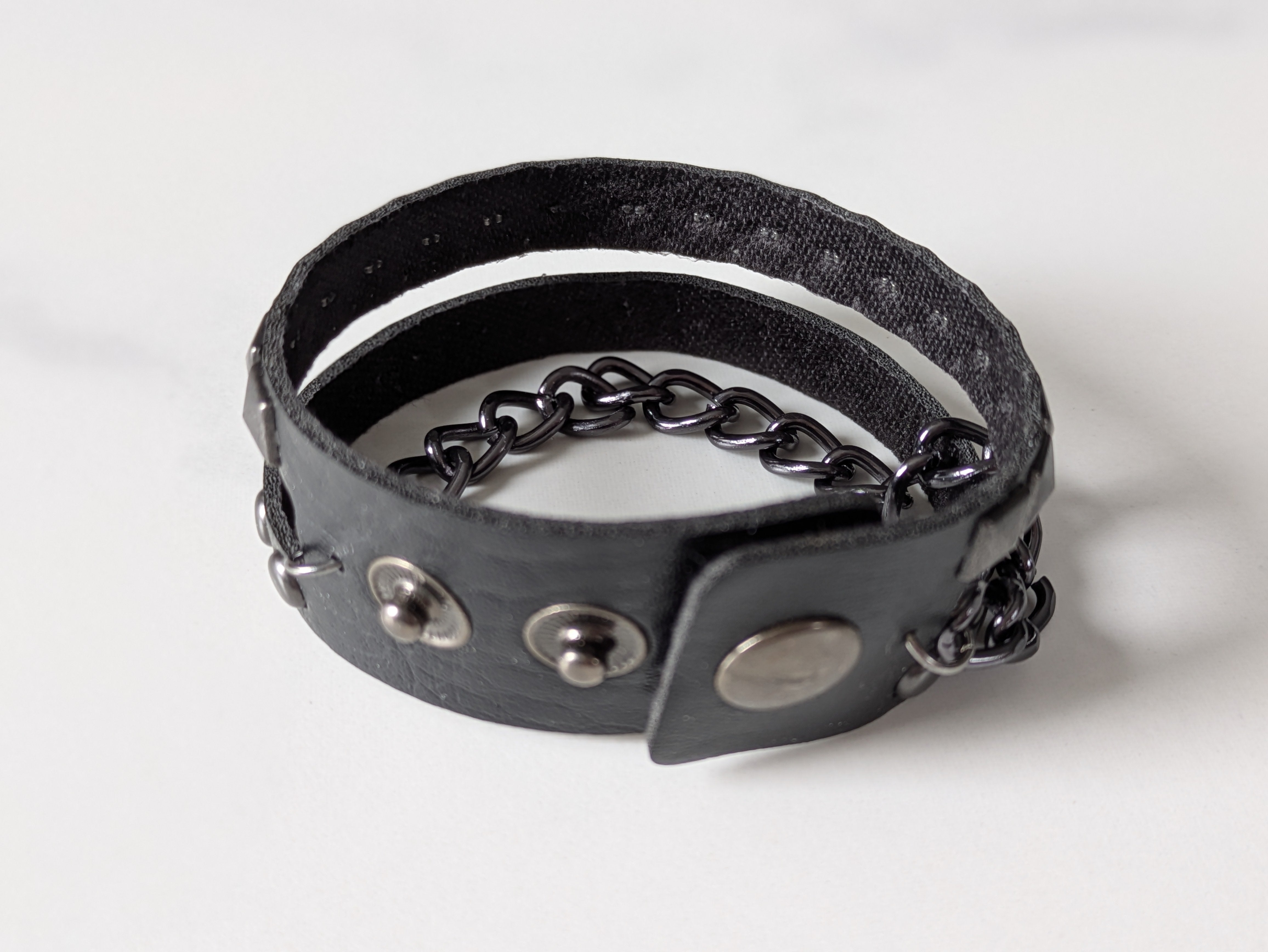 Schwarzes Kunstleder Armband mit Kette - mysecretkey