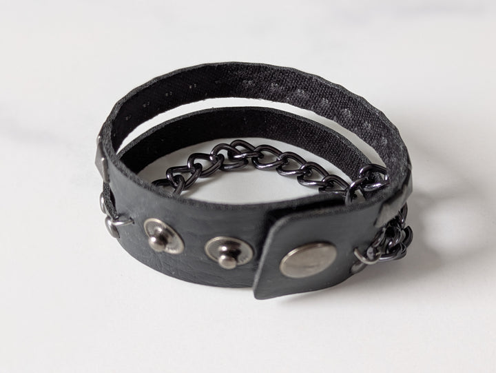 Armband aus Leder mit Flachnieten und Kette