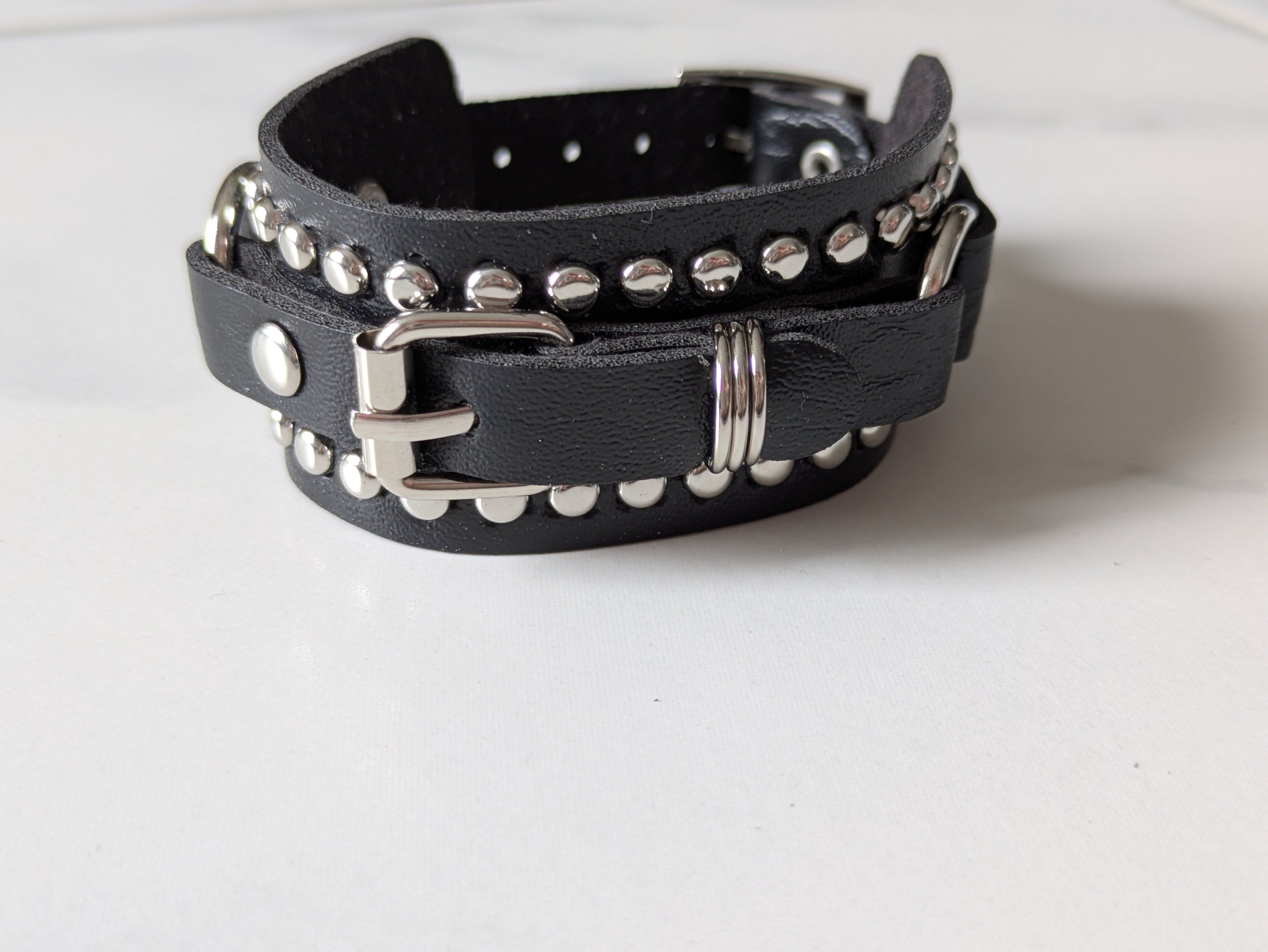 Schwarzes Kunstleder Armband mit Flachnieten und Schnalle - mysecretkey