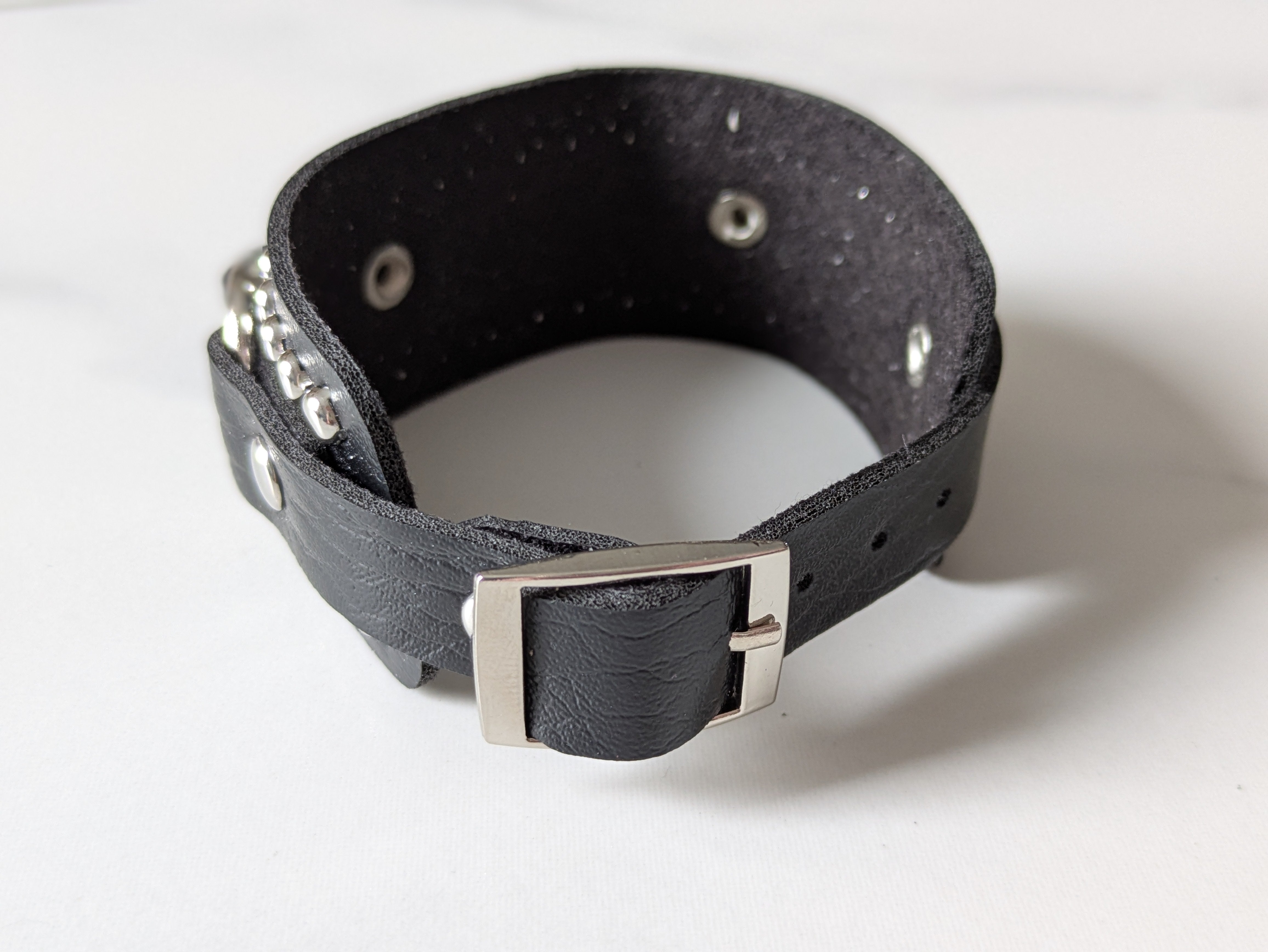 Schwarzes Kunstleder Armband mit Flachnieten und Schnalle - mysecretkey