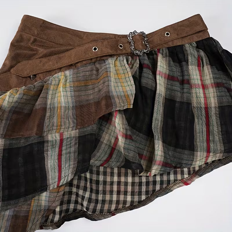 Seitliche Ansicht des Minirocks mit Schnür- und Zipper-Details im Retro-Look