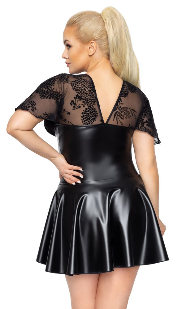 Verführerisches Curvy-Kleid im Wetlook mit tiefem Dekolleté und Frontzip