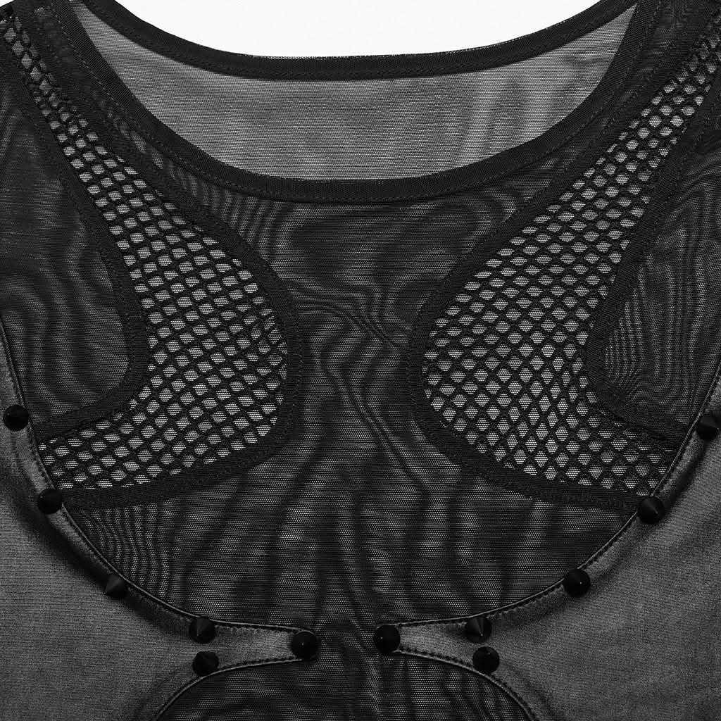 Detailaufnahme der spitzen Nieten auf Wetlook-Einsätzen des Bodysuits