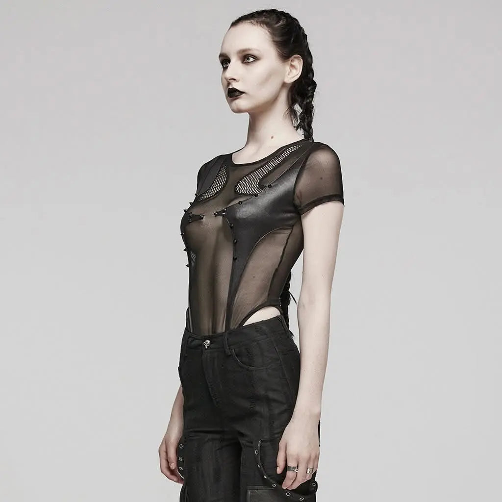 Seitliche Ansicht des Gothic Mesh Bodysuits mit Wetlook- und Netzspleißungen