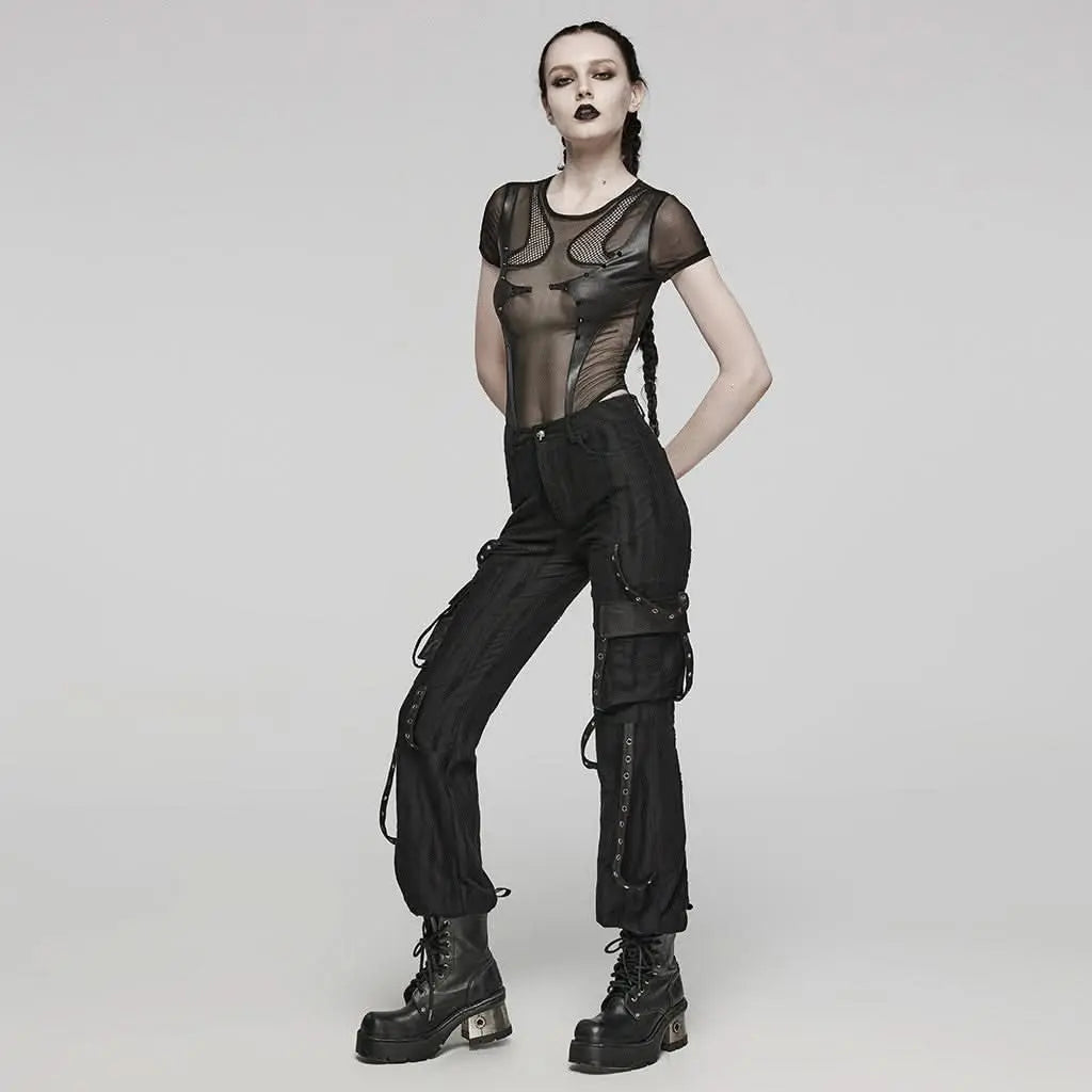 Punk Mesh Bodysuit kombiniert mit Rock für einen Gothic-Rebel Look