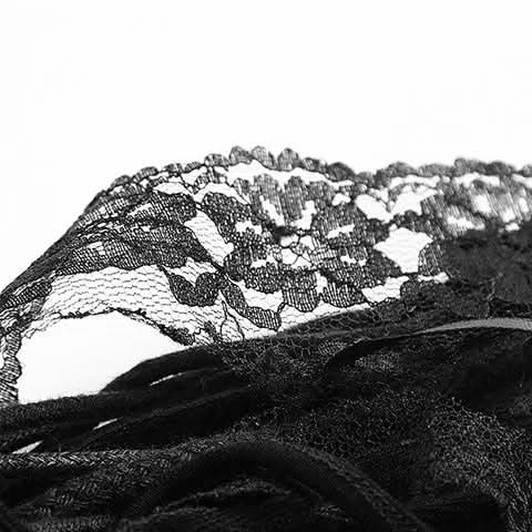 Detailaufnahme der Spitze, Bänder und Baumwollseile im Haarteil