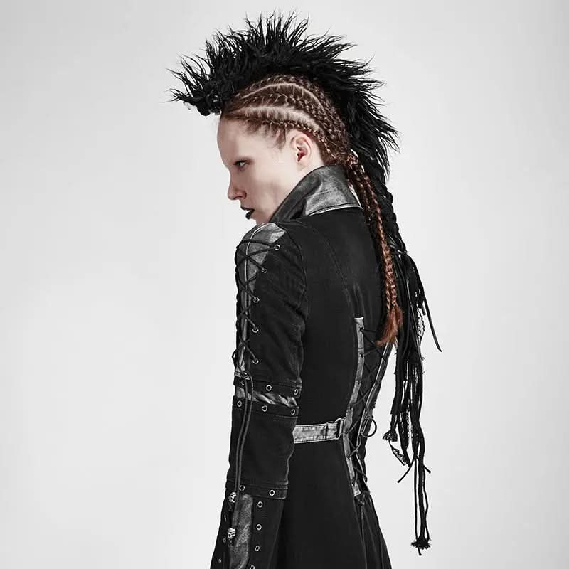 Schwarzes Kunstfell-Haarteil mit Spitze und Bändern, als Mohawk getragen