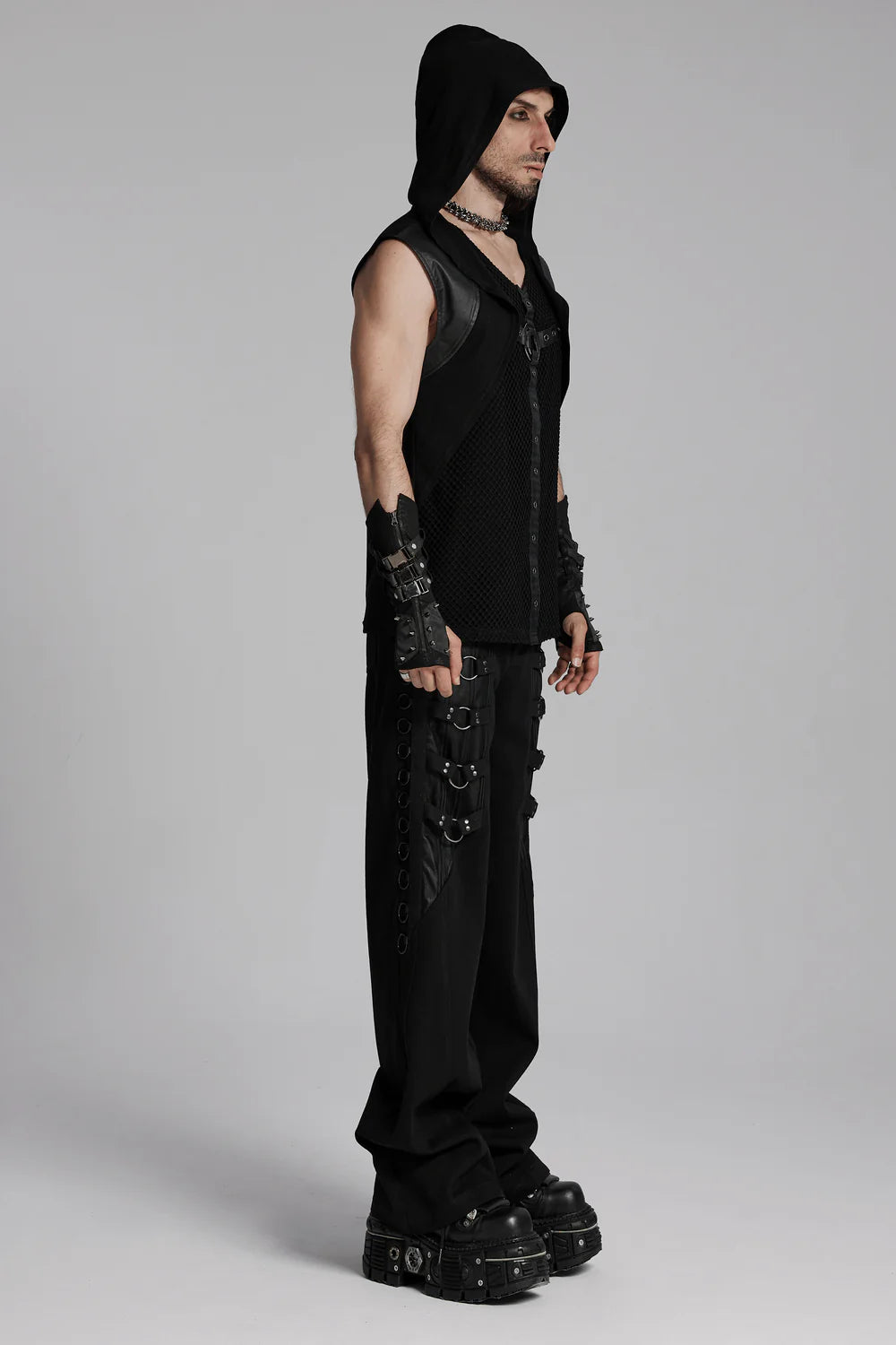Ärmeloses Punk Top mit Kapuze und Kunstlederdetails – Seitenansicht