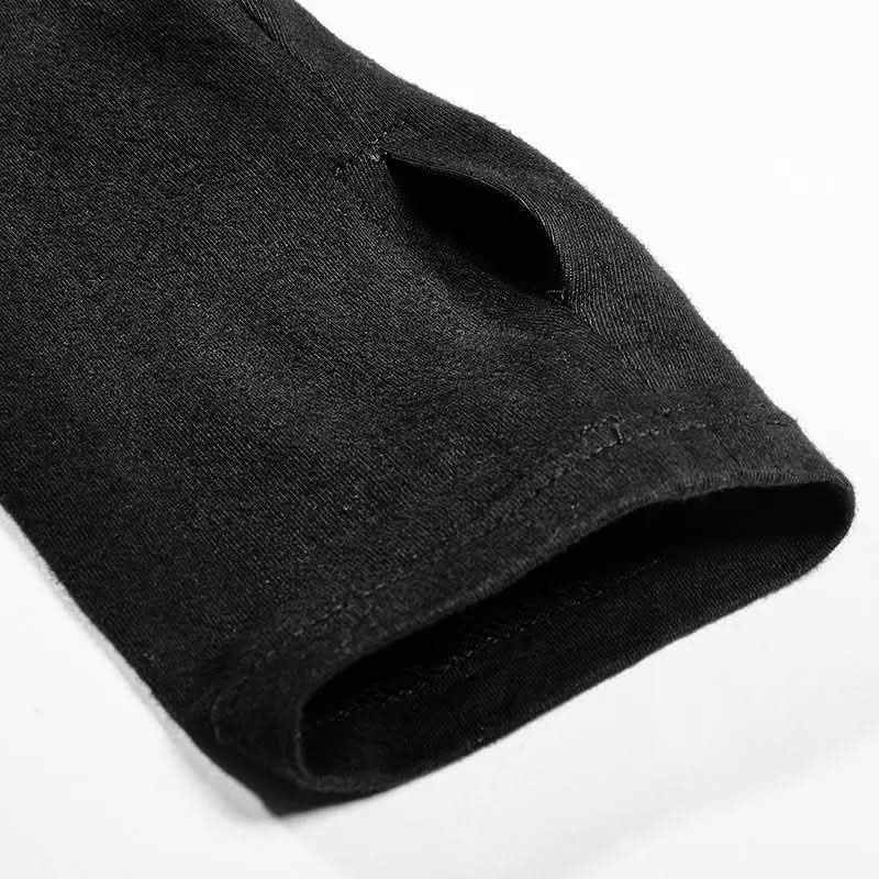 Nahaufnahme der geschlitzten Stofflagen beim Punk Rave Gothic Hoodie