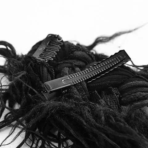 Nahaufnahme der Haarclips zum Befestigen des Mohawk Haarteils