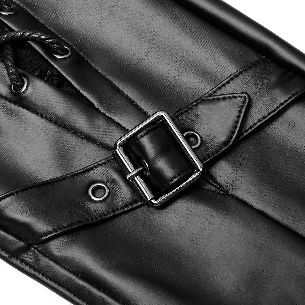 Detailaufnahme der verschlungenen Riemen & Schnallen auf den Oberschenkeln