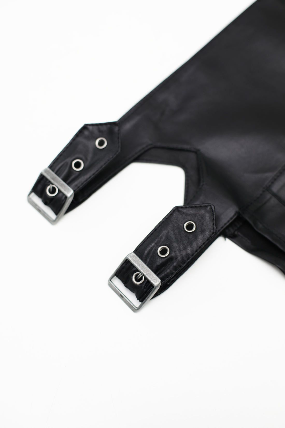 Schwarzer Wetlook-Rock im Gladiator-Stil mit Gürtel-Details – Verführerisch & Extravagant.