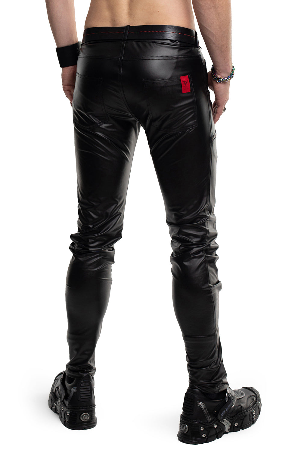 Herren Wetlook-Hose mit hüftigem Sitz und maskulinem Fetish-Look