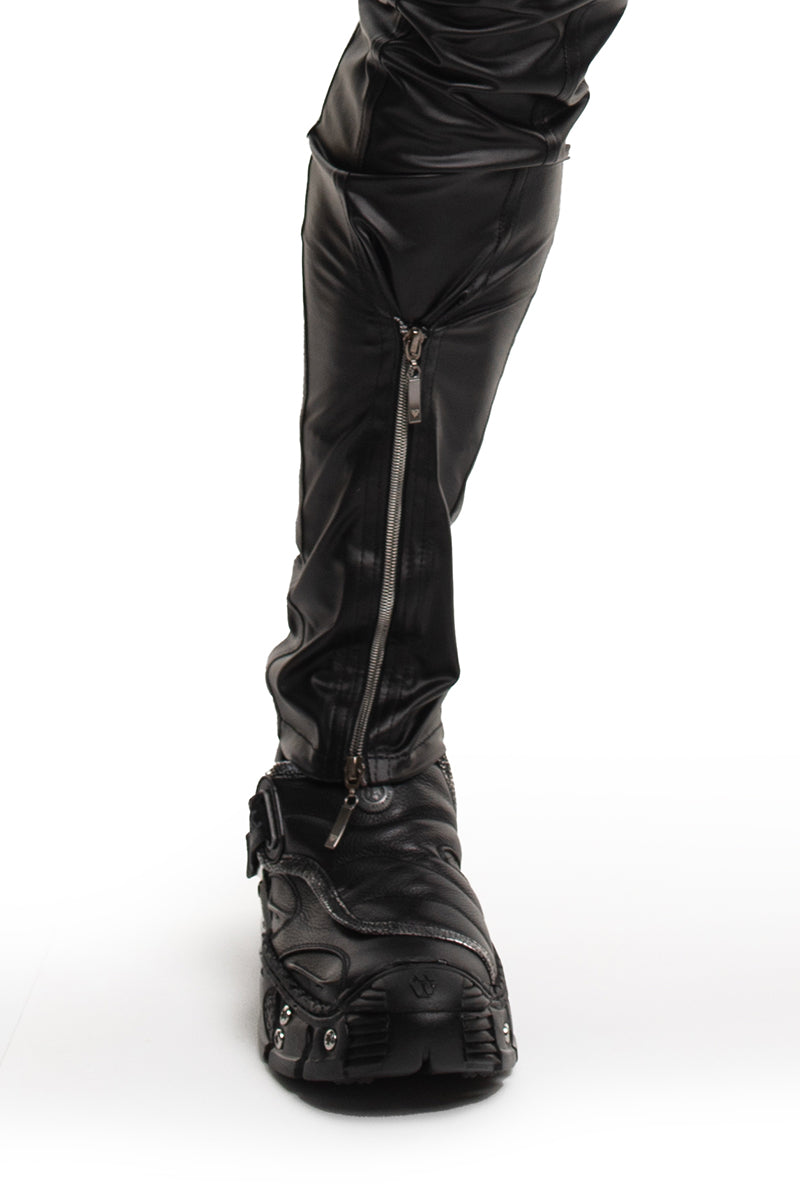 Erotische Wetlook-Hose mit dekorativen Reißverschlüssen am 