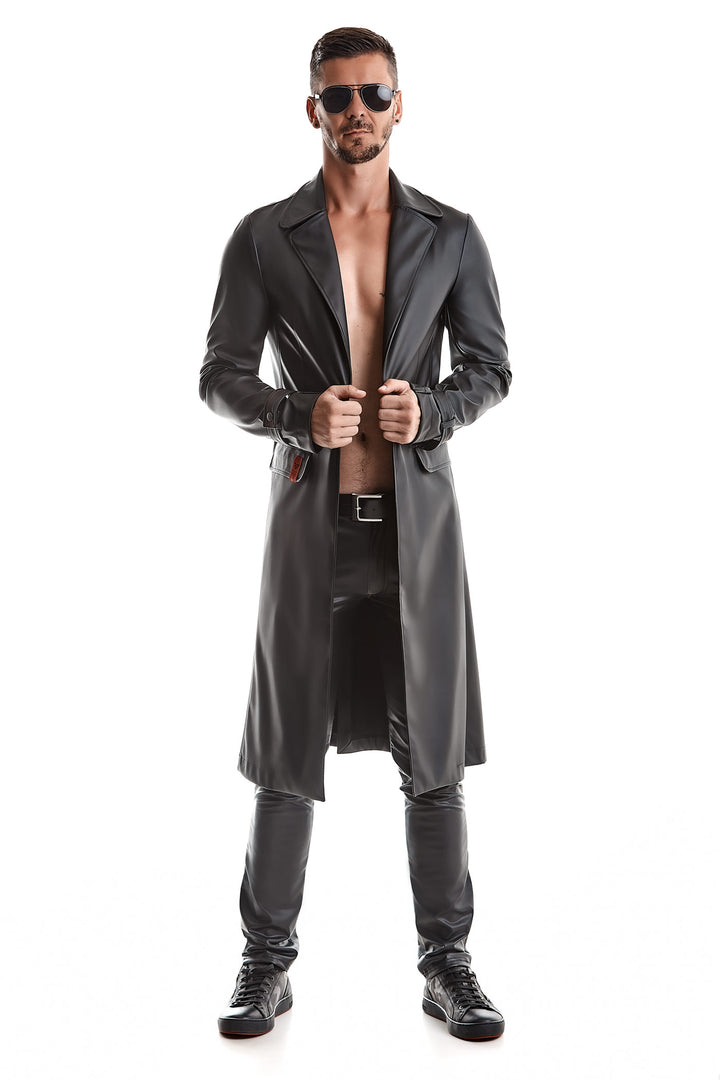 Maskuliner Matrix-Style im langen Wetlook Mantel von RFP